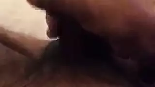 رجل قرني يمارس الجنس مع فاتنة سوداء ساخنة في نفس الوقت أثناء وجودها على الأرض
