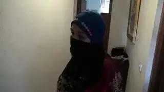 خادمة مسلم غير مخلصة لا تمانع في تنظيف الديك الكبير الدهون للحصول على نصيحة!
