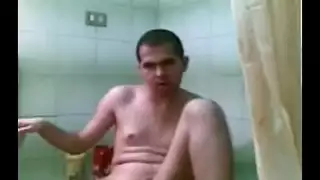 مصري يستعرض جسمه السكسي في الحمام يشبه البنات شاهد لكي تصدق