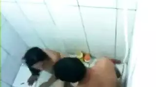 سكس هندي في الحمام حامي نار ينيك فيه الشاب شرموطته بحرارة حتى يقذف