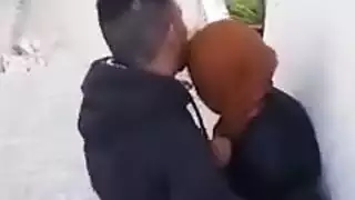 مراهقون عرب يحاولون ممارسة الجنس في مكان عام