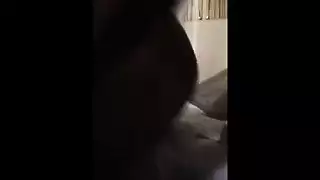 شقراء مثير للغاية تحصل مارس الجنس أمام كاميرا ويب، في سريرها، مع رجل
