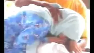 بنت محجبة بلوجوب في الطبيعة