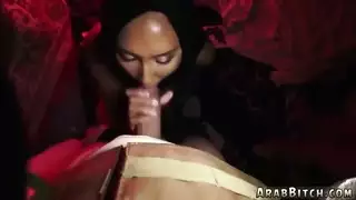 النحيف الشاب العربي في سن المراهقة لأول مرة عجلات أفغان موجودة!