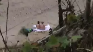 مص الديك واللعنة على الشاطئ من قبل الزوجين الهواة