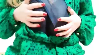 فتاة ساخنة تقلع لباسها مثير أنين