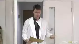 هذا الطبيب الذكر يمارس الجنس مع نساء الجبهة