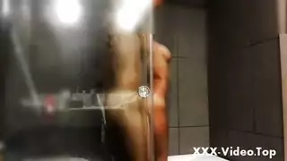 أمارس الجنس بشكل جيد في الحمام حيث الجو حار ورطب