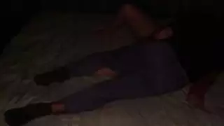 لم يستطع زميل الغرفة المثير أن يتوقف عن كومينغ من أصابعي في ليلة باردة