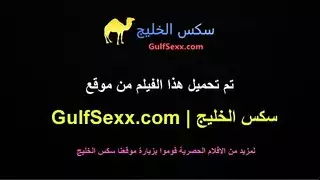 سعودية منقبة تعمل عرض جنسي كامل امام الكاميرا و تلعب في كسها النار