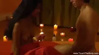يوني تدليك يجعل بوسها يشعر بحظة ممتعة سحرية