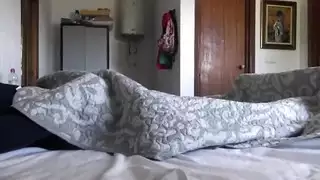 خادمة فندق تركية تشعر بالانزعاج عندما يظهر السياح صاحب الديك الأسود الكبير