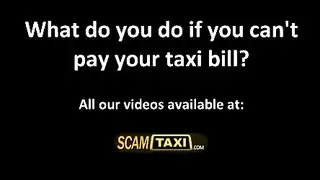 الجنس في سيارة أجرة مع عميل امرأة سمراء يرتدي نظارات