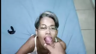 أخي المنحرف يغويني بينما لا أحد في المنزل أنا نائب الرئيس في فمها