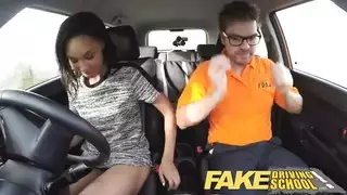 ممارسة الجنس في السيارة مع امرأة لا تعرف كيف تقود السيارة