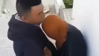 التقطت الكاميرا الخفية امرأة في الحجاب امتص صديق في الشارع