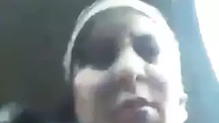 قحبة جزائرية تصور نفسها تتناك من شيباني في السيارة