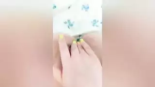 كس الوردي الرطب فيرجن يحصل على رطب