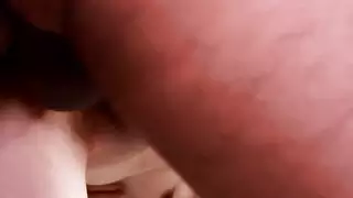 عاهرة نحيفة مع العديد من الأوشام على ظهرها ولها ثديين صغيرين