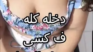جوز صاحبتى طول ما انا قاعدة ماسك فى زبره و عينيه على طيزى مسكتش غير لما قفش ف بزازى و خلانى امصله و غرق كسى لبن