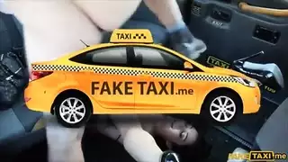 الجنس في سيارة أجرة مع رجل يضع صاحب الديك في الحمار