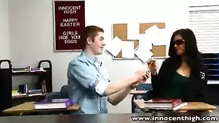 شاب يمارس الجنس مع زميله في المدرسة