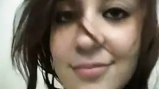 فاتنة امرأة سمراء مفلس تمتص 69 الديك مثل الموالية.