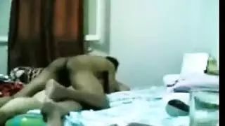 زوجة عربية في فيديو سكس منزلي مسرب تدلع زوجها قبلات ومص و نيك