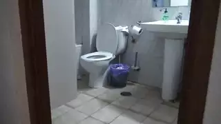 زوجة مسلمة غير مخلصة تغش مع زملائها الديك الأسود الكبير