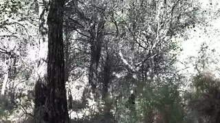 هذه الزوجة المسلمة غير المخلصة تتيح للمزارع المحلي أن يمارس الجنس مع الأحمق لها