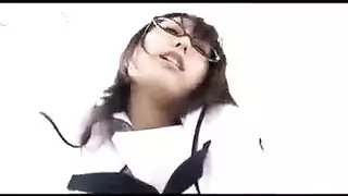 تلميذة اليابانية تصرخ من المتعة أثناء سحب صديقها تلميذة شعرها