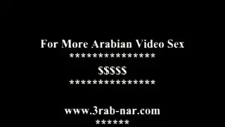 سكس عربي ملتهب و فتاة تجد عشيقها عاري و زبه قائم