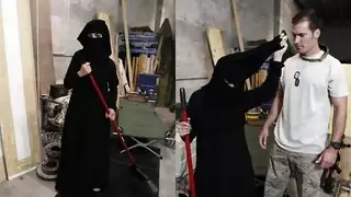 جولة من الغنائم يتم ملاحظة أرضية مسلمة كاسحة من قبل جندي أمريكي قرنية