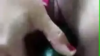 لبوة عربية أرملة تنيك كسها بخيارة و تمتع مشاهديها باحلى سكس ويب كام