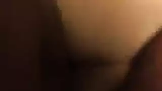 الرجل الأسود يمارس الجنس مع كتكوت ساخن للتدخين أمام الكاميرا ، حتى يتم استنفادها.