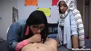 فتاة في الحجاب يتعلم من صديقة كيف لعق واتخاذ اللسان