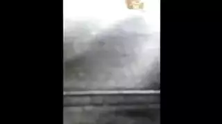 الفتاة الشابة في الحجاب تبلع القضيب في السيارة